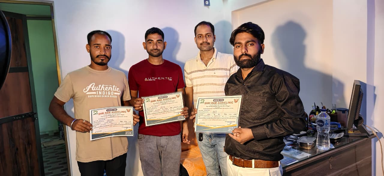 श्री राम एग्रीक्लिनिक सुअर पालन कार्यालय के बाहर आधिकारिक प्रमाणन रजिस्टर लिए हुए प्रशिक्षु बैच